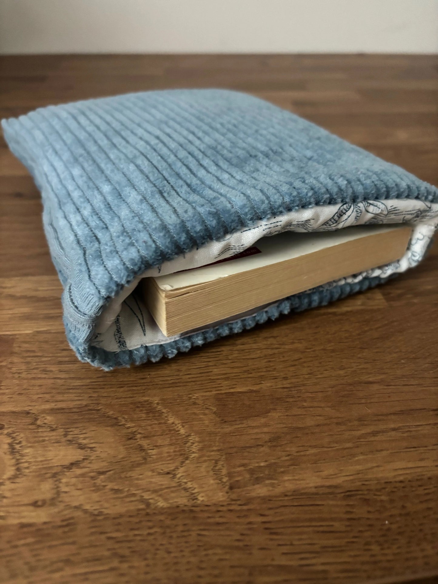 pochette-a-livre-artisanale-bleu-ciel