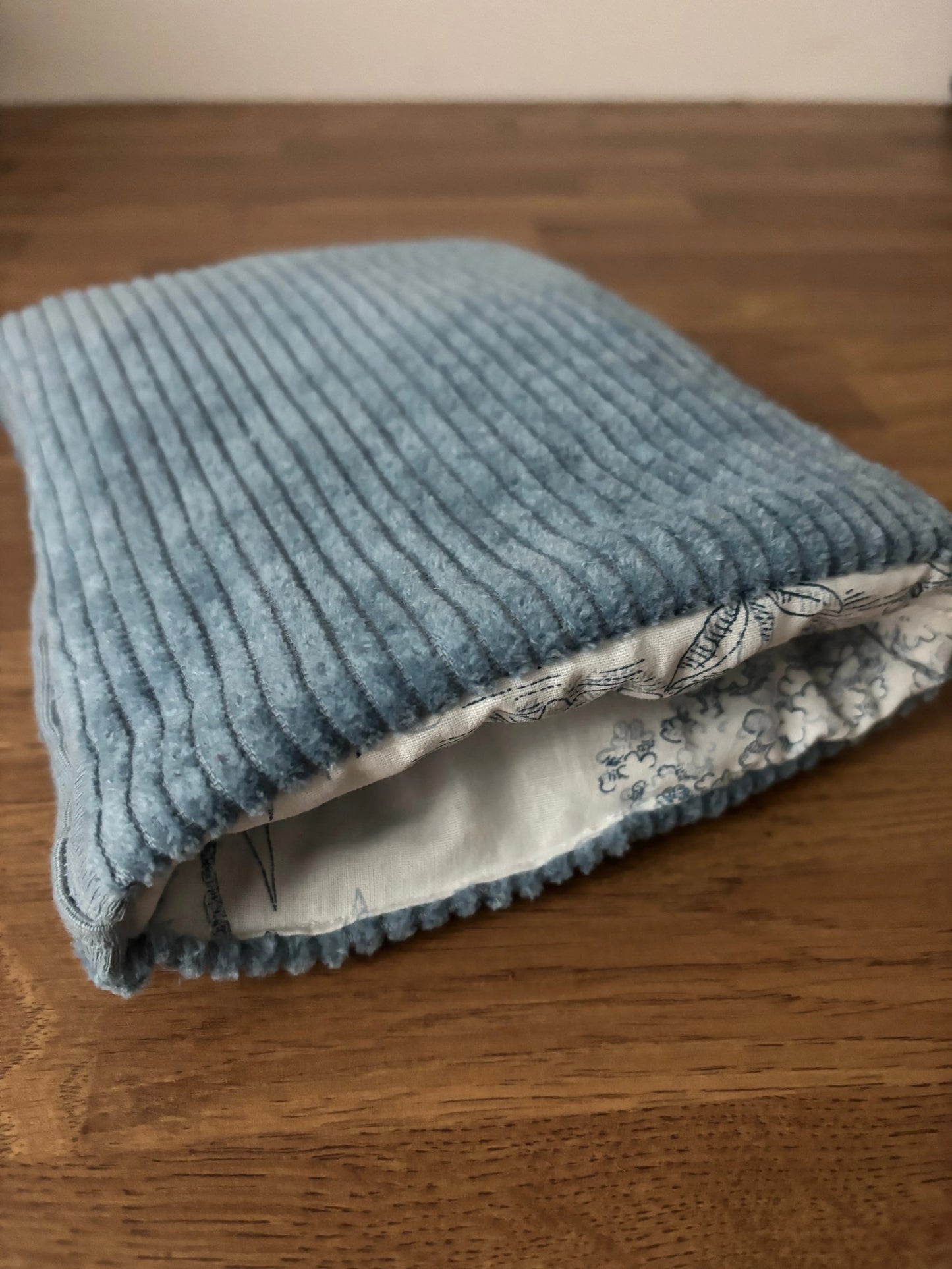 pochette-a-livre-artisanale-bleu-ciel