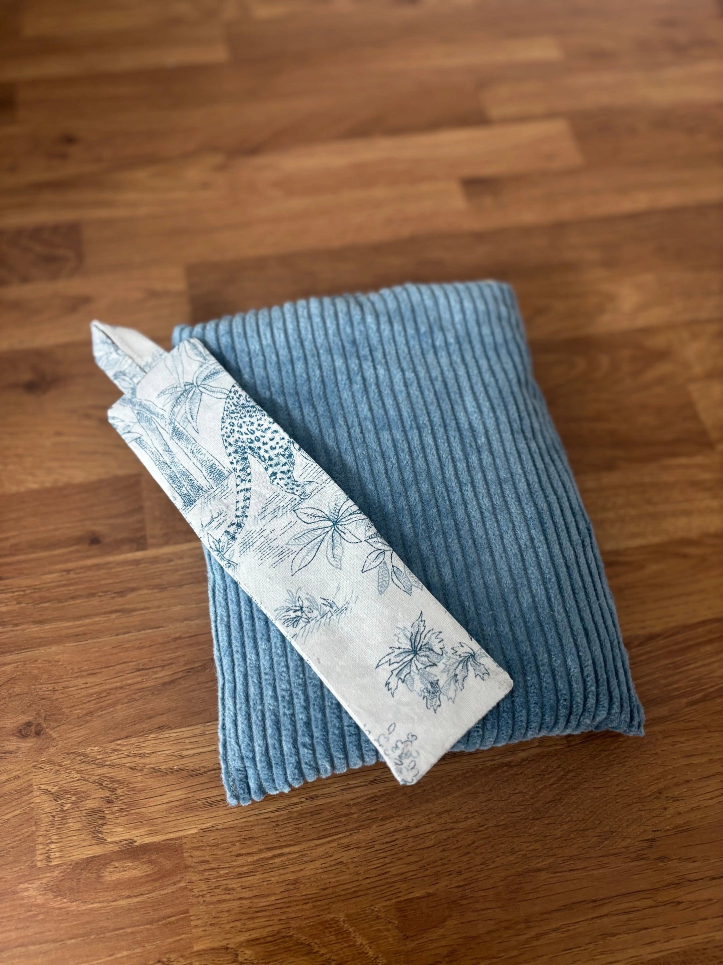 pochette-a-livre-artisanale-bleu-ciel