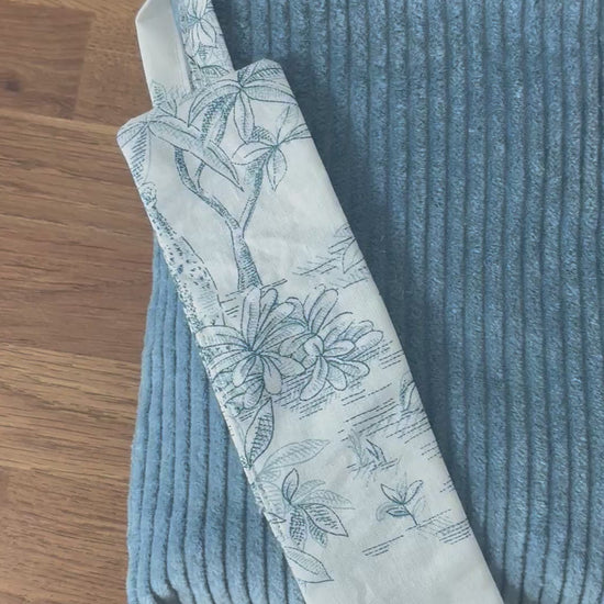 pochette-a-livre-artisanale-bleu-ciel