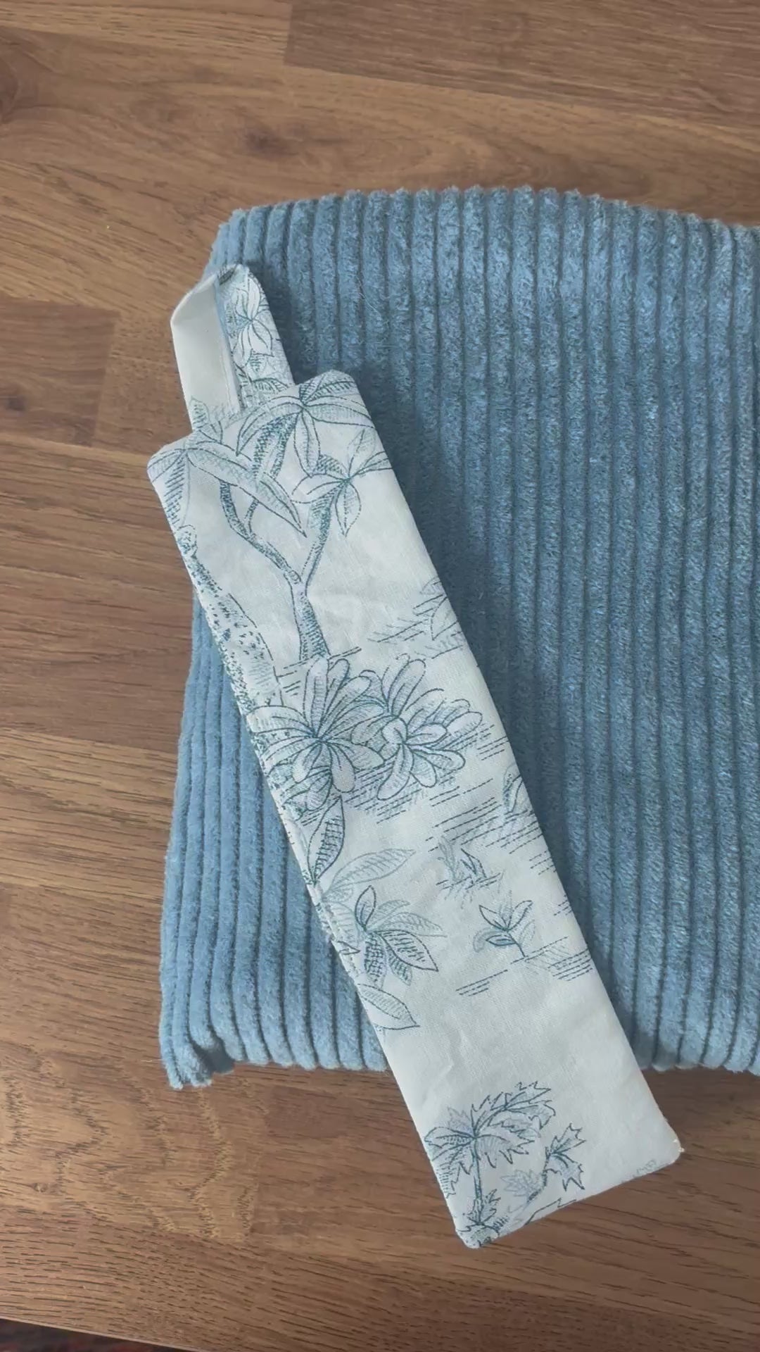 pochette-a-livre-artisanale-bleu-ciel